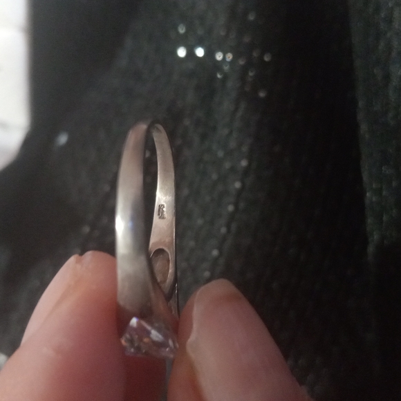 925Ring size 8 silver band with  clear  triangler shaped stone - Picture 2 of 11
